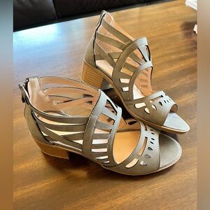 JG Gray Caged Sandals SZ 5 1/2